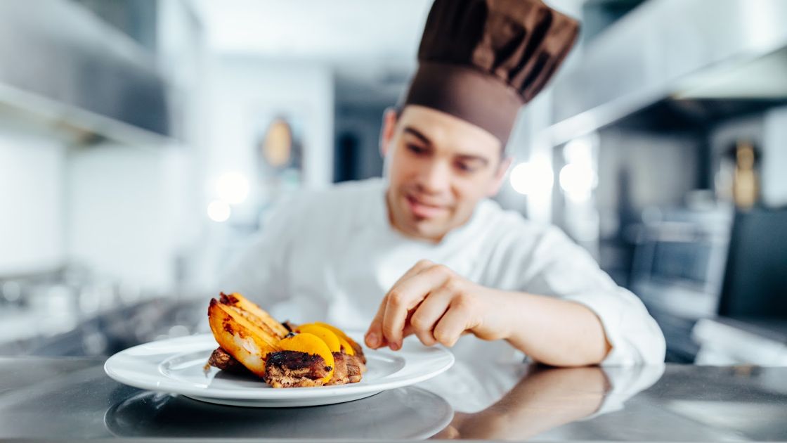 Cocinero mostrando plato recién hecho App distribuidores alimentos  BGrup 3