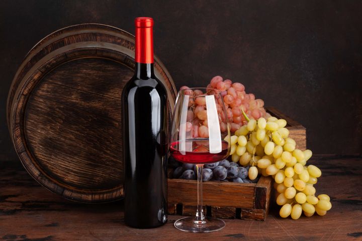 botella y uvas  vinos de Catalunya do