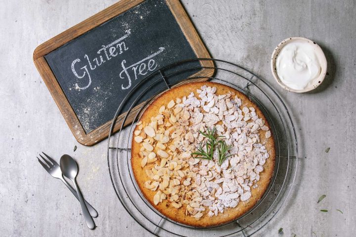 pastel de almendras sin gluten emplatado