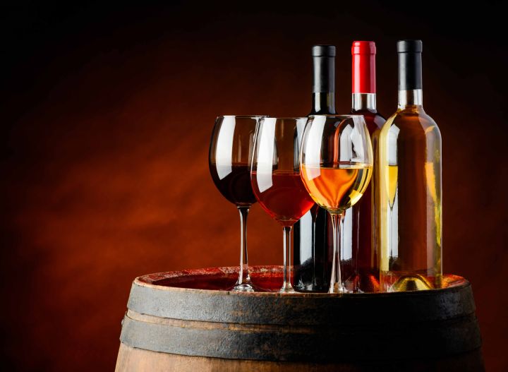 botellas y copas de vino vinos de Catalunya do