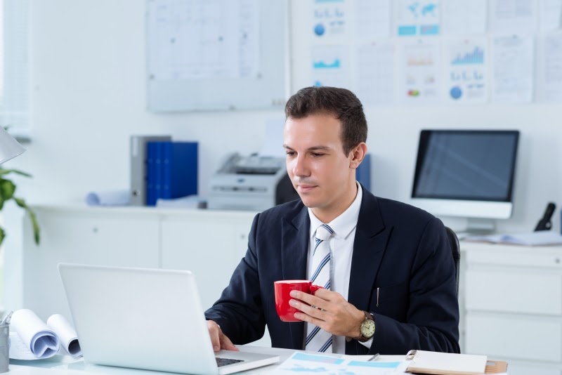 chico trabajando en oficina cafés para oficinas BGrup