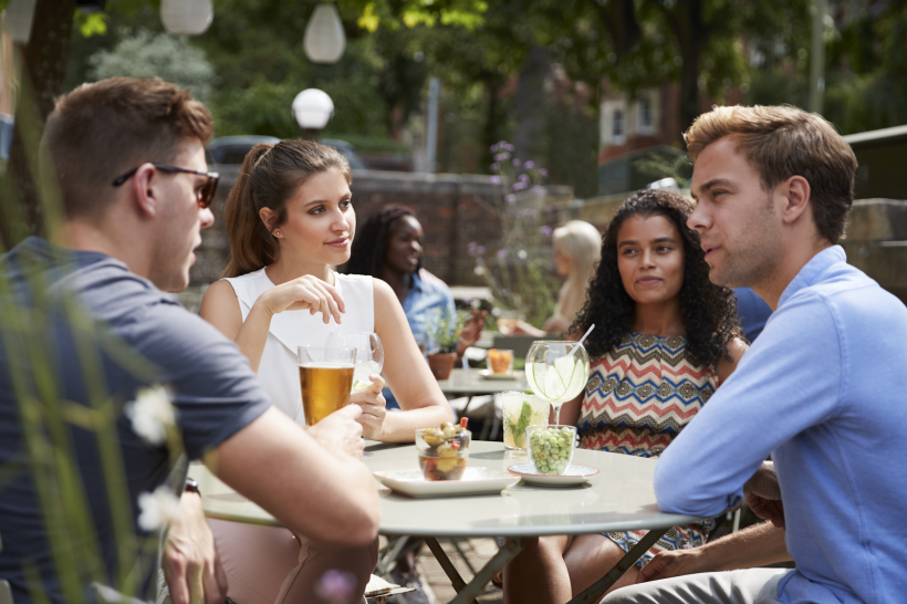 grupo de amigos en bar distribuidores de bebidas para bares BGrup