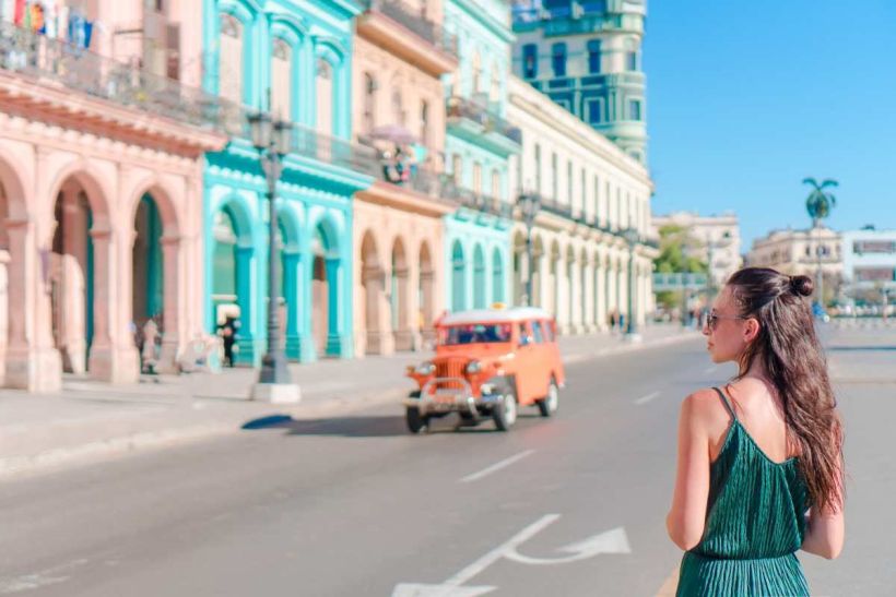 chica en Cuba bebidas alcohólicas para restaurantes BGrup