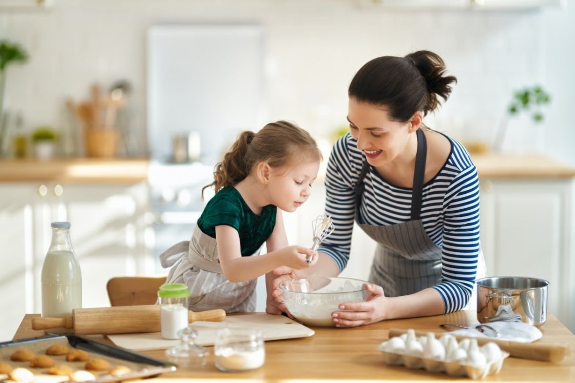 madre e hijo cocinando recetas de galletas caseras para niños BGrup