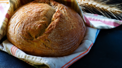 Añada a su lista el comprar harina para hacer pan en casa con la receta de B-Grup 