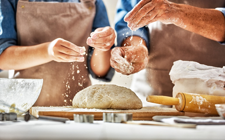 personas haciendo pan Comprar harina para hacer pan con B Grup BGRUP