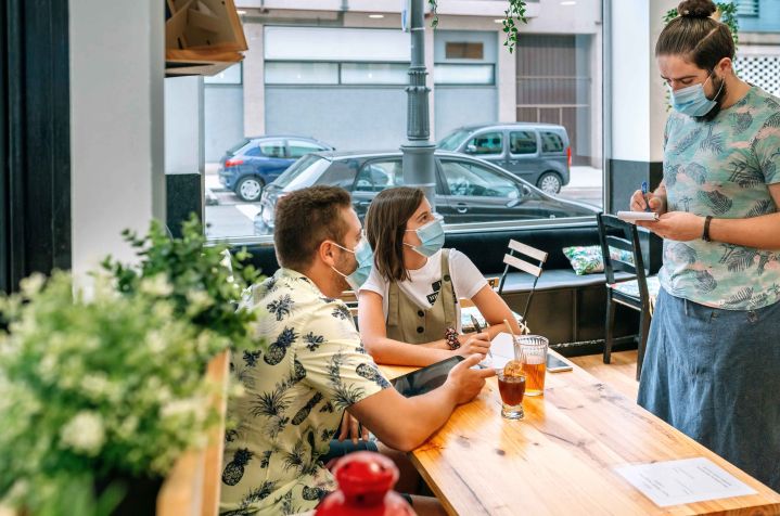 pareja en bar pidiendo mayoristas hosteleria barcelona Bgrup