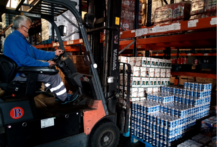 trabajador BGrup descargando material en almacén