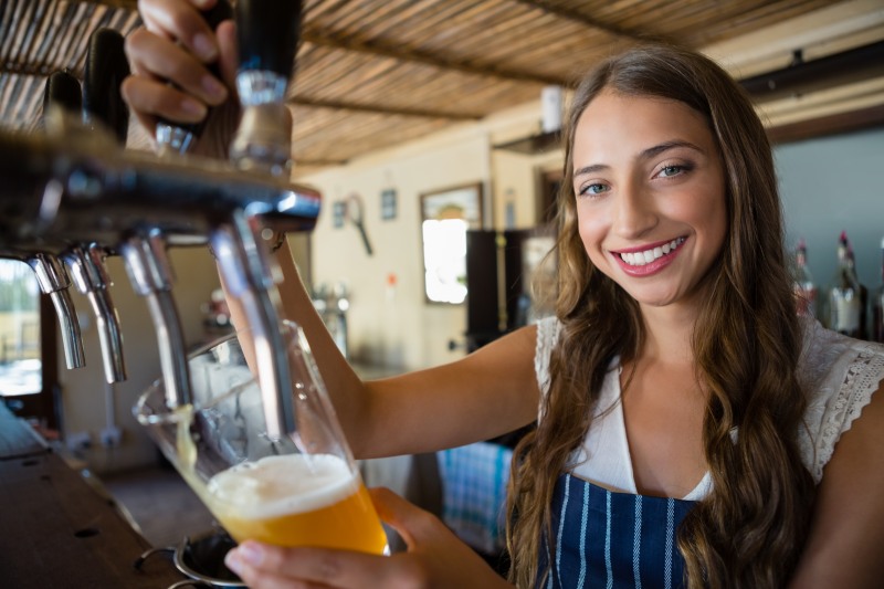 Chica sirviendo cerveza Distribucion hosteleria BGrup